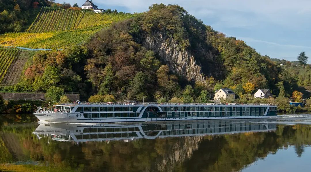 Silver by AMADEUS on the river in autumn. Photo: Martin de Bock